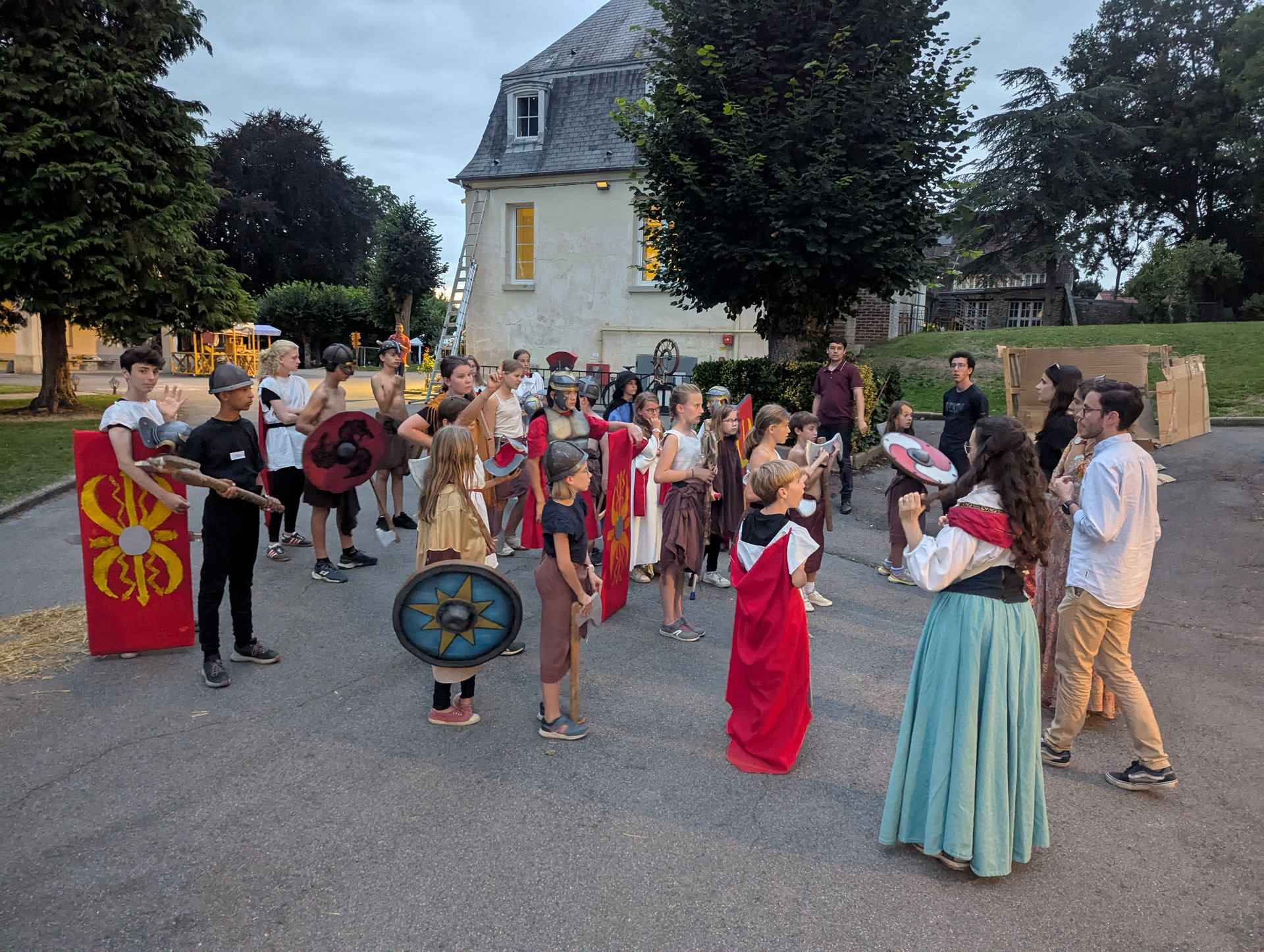 Des enfants costumés pendant un grand jeu historique