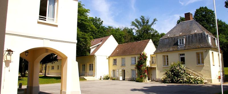 Les bâtiments du domaine autour de la cour