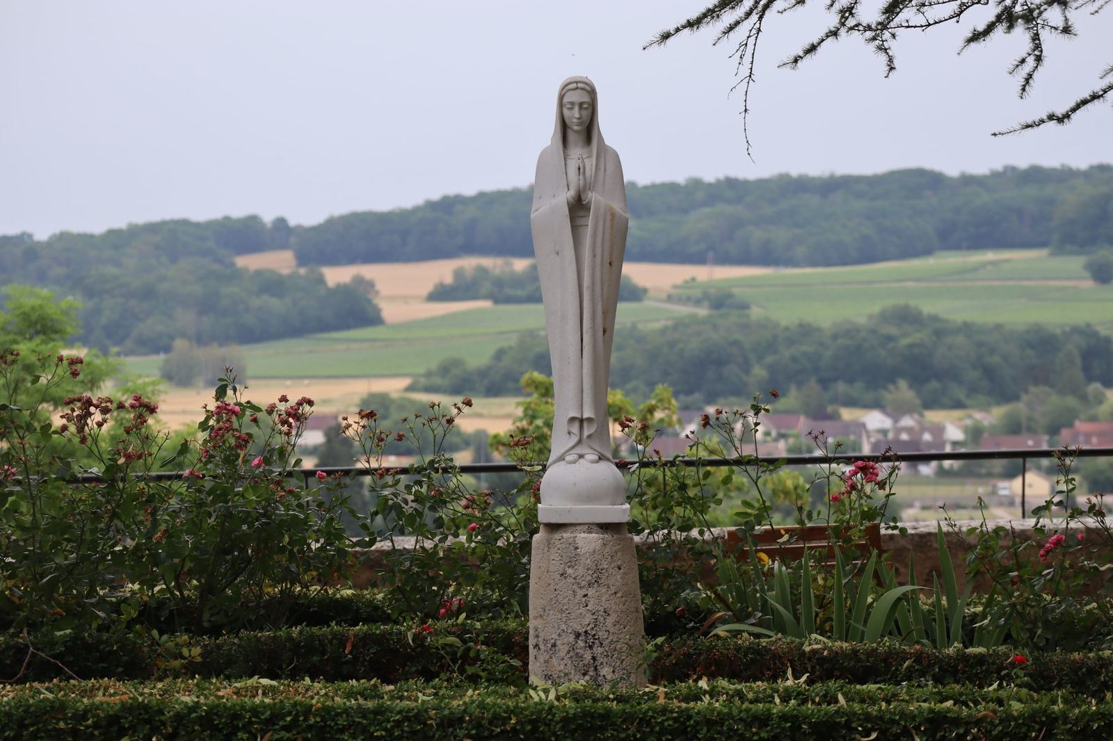 La Vierge du jardin haut, face à la vallée de la Marne